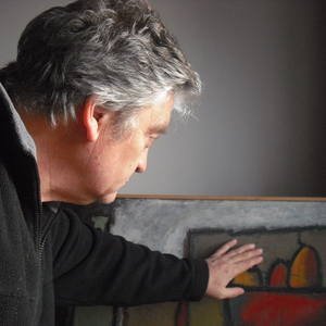 Marcelo Zurita en su taller, junto a uno de sus cuadros